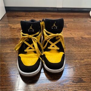 Air Jordan 1 Retro Mid New Love 2017